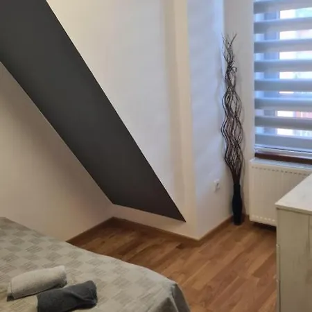 Divcinova 15 Apartament